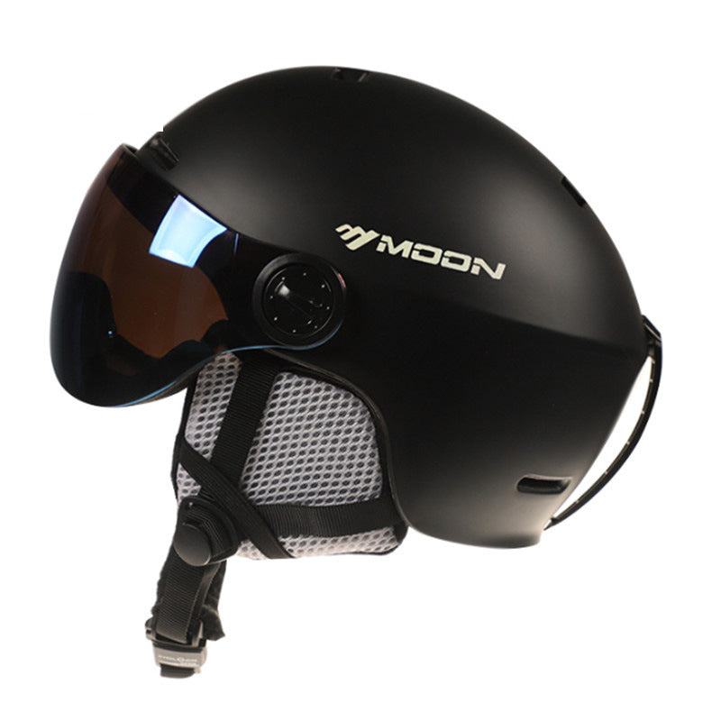 Ski helmet with goggles